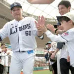 西武のフロント「栗山（42）とおかわり（42）は来年も戦力」