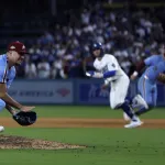 ドジャース対フィリーズ、11回裏ピッチャーゴロをなぜ最後ホームに投げたのか
