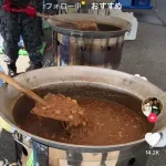 【画像】自衛隊さん、スコップでカレーを作ってしまい国民から不潔と叩かれ大炎上