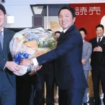 【巨人】岡本、花束贈呈されるｗｗｗｗｗｗｗｗｗｗｗｗｗｗ