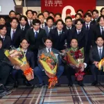 長野久義の引退会見、坂本ら約50人がサプライズ登場　思わずツッコミ「来すぎじゃない？」