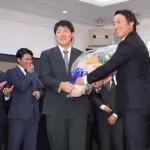 【巨人】岡本、花束贈呈されるｗｗｗｗｗｗｗｗｗｗｗｗ