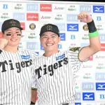 阪神　森下翔太がお立ち台で爆笑トーク　隣にいた先輩に「よく打ったなと」最後はトラッキー人形で頭をバシッ　弟キャラ炸裂！