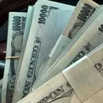 【画像】お金配り美人女性、指でウッカリ正体を表してしまうｗｗｗｗｗ