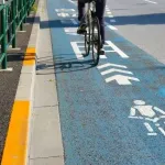 警察「もう我慢ならん！来年から歩道を自転車で走ったやつは罰金6000円だ」