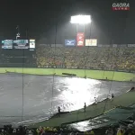 【セCS】 甲子園、降雨中断でクソデカシートが敷かれるｗｗｗｗ
