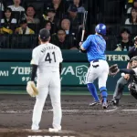 「よけられる」「カットしづらい」DeNA林が背中を向けて受けた、阪神村上の超スローボール死球に賛否