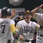 柳田悠岐さん、謎のポーズで晃を激励