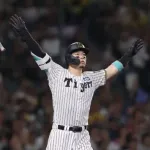佐藤輝明、バックスクリーンへ先制スリーラン！！！wwwwwwww