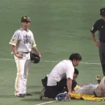 球場が騒然…ソフトバンク中村晃が一塁塁審と正面衝突のアクシデント　担架で搬送＆試合中断