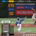 ソフトバンク・中村晃、審判と交錯し負傷交代　担架で運ばれる