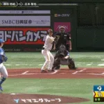 日ハム・山縣、バトルブロックで周東のスライディングが膝に直撃 担架で運ばれ負傷交代..