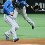 【日本ハム】華麗な連係プレー　清宮幸太郎が北山亘基へグラブトス　「呼吸ピッタリ」の声