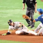 【日本ハム】ルーキー山縣がアクシデントで途中交代　滑り込んできた周東の左足が左膝にぶつかる