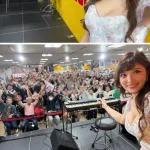 【画像】凄腕女性ピアニストさん(41)ピアノの腕一本でイベントを超満員にしてしまう