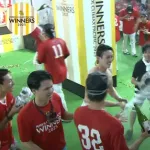 ホークスシャンパンファイト、裸がだんだん増えていく