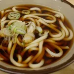 【悲報】関東のうどん、真っ黒&塩分過多で不健康　やっぱり薄味の関西風が大正義