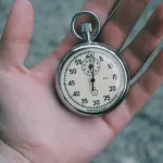 【疑問】「ここは⋯未来の日本だったのか！」←何で分かるのが一番いいと思う？ｗｗｗｗ