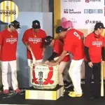 柳田悠岐さん、鏡開きの前に樽を割る