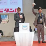 【画像】新庄さん、外れくじを胸に当てて気絶する