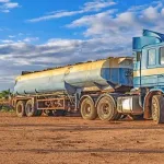 【悲報】アフリカでタンクローリーが横転→ガソリン汲もうと人々が集まった結果・・・・・・・・・