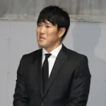 広島 磯村、山足、韮澤に戦力外通告