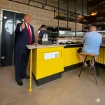 【画像】トランプ大統領、イスラエルで大人気の寿司バーで舌鼓wwwwwwwwwwww