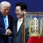【朗報】ドナルド・トランプ、韓国で金の冠を貰ってご満悦wwwwwww