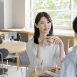 【悲報】女子大生「外食でスマホ見ながら食べてる男は一発アウト。育ちが悪い証拠」ｗｗｗｗｗ