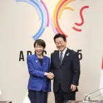 【朗報】高市早苗さん、韓国大統領とも満面の笑みでツーショットｗｗｗｗ