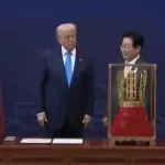 【悲報】トランプ大統領、韓国大統領から金の王冠を受け取るも浮かない表情・・・・・・・