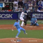 【WS第5戦】大谷翔平　空振り三振でヘルメットが脱げるレアシーン　難敵右腕のスプリットにバットが空を切る　スタンドからＭＶＰコールも