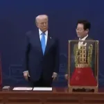 【悲報】トランプ大統領、韓国大統領から金の王冠を受け取るも浮かない表情