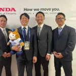 DeNA ドラフト4位・片山皓心投手に指名挨拶　恒例のスターマン人形とともに撮影！