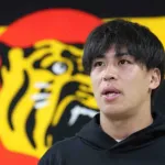 残留決意の阪神・植田が2年契約でサイン「これまで以上に頑張る」　藤川監督から「よろしくね」