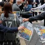 スポーツ報知が「大谷世界一」「ドジャース連覇」などの見出しが躍る号外発行…ＪＲ新橋駅前などで”完配”
