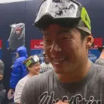 シャンパンファイト中にインタビューを受ける山本由伸「NHK！？さっき喋ったじゃないですかｗ」