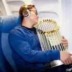 山本由伸さん、優勝トロフィーを抱いて機内でグッスリ眠る