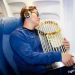山本由伸さん、優勝トロフィーを抱いて機内でグッスリ眠る