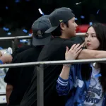 【MLB】「真美子さん、いた！」  ドジャース2年連続の優勝パレード　妻・真美子さんが大谷翔平のスタジャンを着て参加