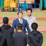 巨人　来季2軍監督に石井琢朗氏が就任　スローガンは「巨人軍だけに“強人軍”」