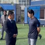 侍ジャパン井端監督がDeNA2軍施設「DOCK」を訪問！　牧秀悟選手、山本祐大選手があいさつ
