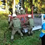 自衛隊さん、クマ対策に謎の木の棒を持たされる