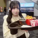 【悲報】人気アイドルさん、コーラの写真に反射で彼氏が写り込み脱退