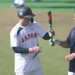 侍ジャパン　牧秀悟と森下翔太がほっこり珍光景　先輩のバットに興味津々→強奪？→牧がチョップで応戦　仲良し中大の先輩後輩