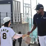 阪神　ドリスが秋季Ｃで木下につきっきりで熱血指導　ブルペン終了後も今朝丸に握りの助言
