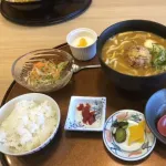 【謎】愛知県さん、なぜかカレーうどんにご飯を付けた定食メニューがある