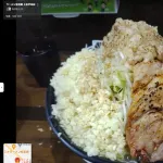 【画像あり】二郎インスパイア系、致死量一歩手前の量のニンニクをぶっこんでしまう