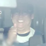 立花孝志容疑者、カメラに向かって笑みを浮かべ親指を立てる…　警察は逃亡の恐れがあると判断し、逮捕したことが明らかに