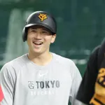 カープ小園(2冠王)は巨人泉口に勝ちベストナインを獲得できるのか?